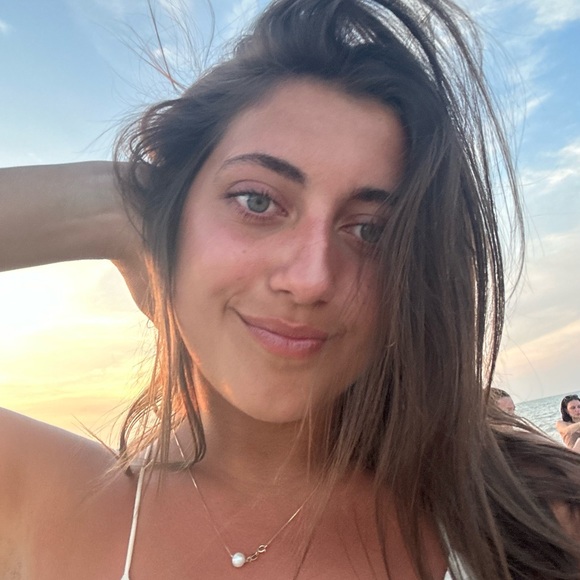 Meet your Posher, Ava - Picture 1 of 1